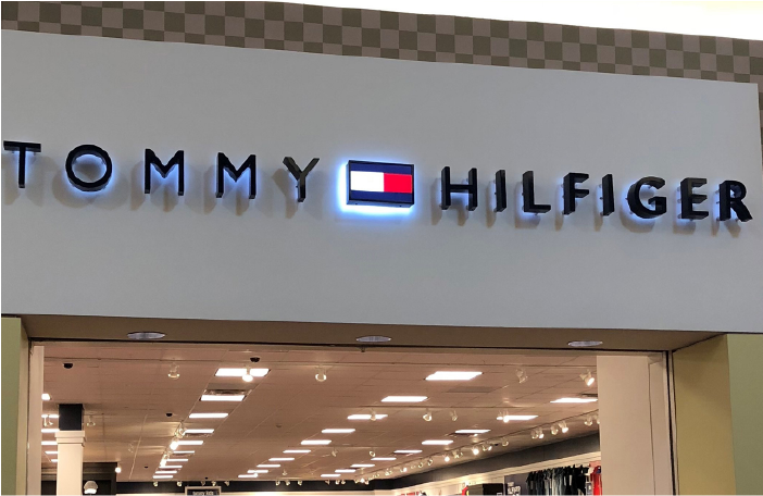 Letrero de tienda de Tommy Hilfiger